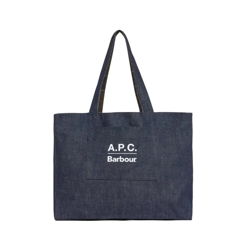 saco Barbour x A.P.C. em denim azul com bolso e logótipo, vista frontal