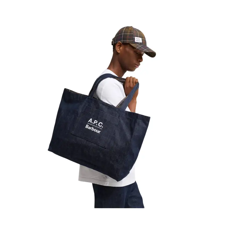 saco Barbour x A.P.C. denim levado ao ombro por modelo